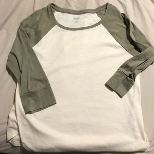Green and white 3/4 sleeve tee